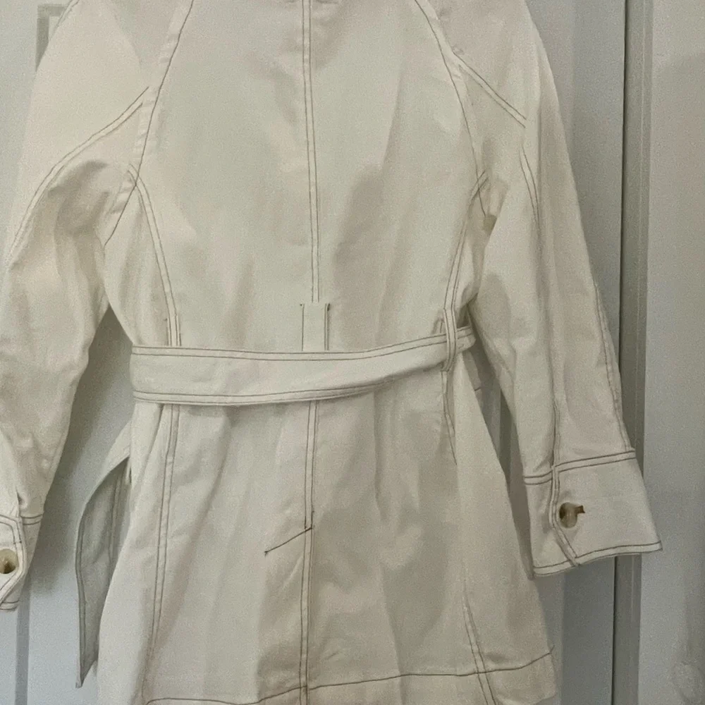 White jacket. - Picture 2 of 3